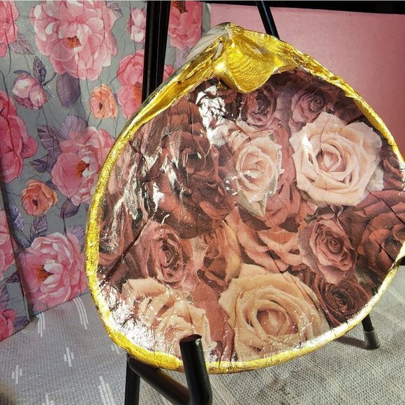 DECOUPAGE CLAM SHELL DECOUPAGE PINK ROSES 🌹 ON A CLAM SHELL TRINKET DISH - Picture 2 of 10